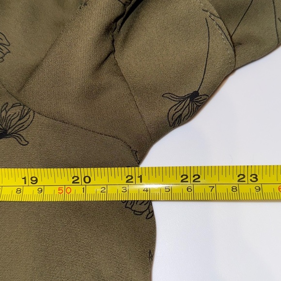 Worthington Olive Green Floral Ruffle Sleeve V-Neck Blouse Women’s Size Large - Picture 8 of 10
